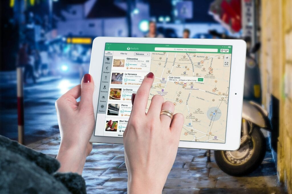 Ricerca su Google Maps da tablet Utente che cerca attività locali su una mappa tramite tablet, esempio di posizionamento su Google Maps
